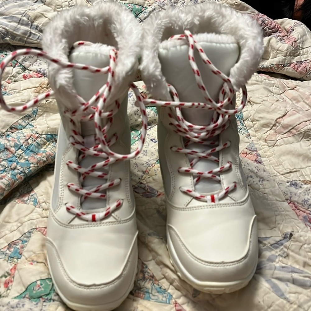 Girls white snow boots size 3.5